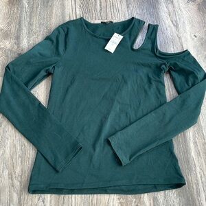 NWT Express Women’s Emerald Green long Sleeve Tee with Shoulder Cut Out, size sm
